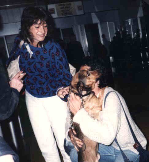 Retour des Indes fin des années 80 : Chani accueille ses plus chers amis à l'aéropot de Zaventem. Cathy et Yvon sont tout émus !